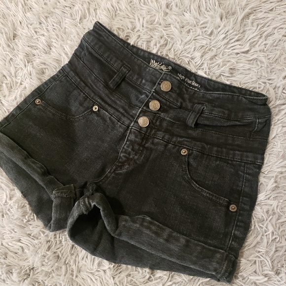 SHORTS | Bundle Of 2 Highwaisted Shorts! - Picture 4 of 8